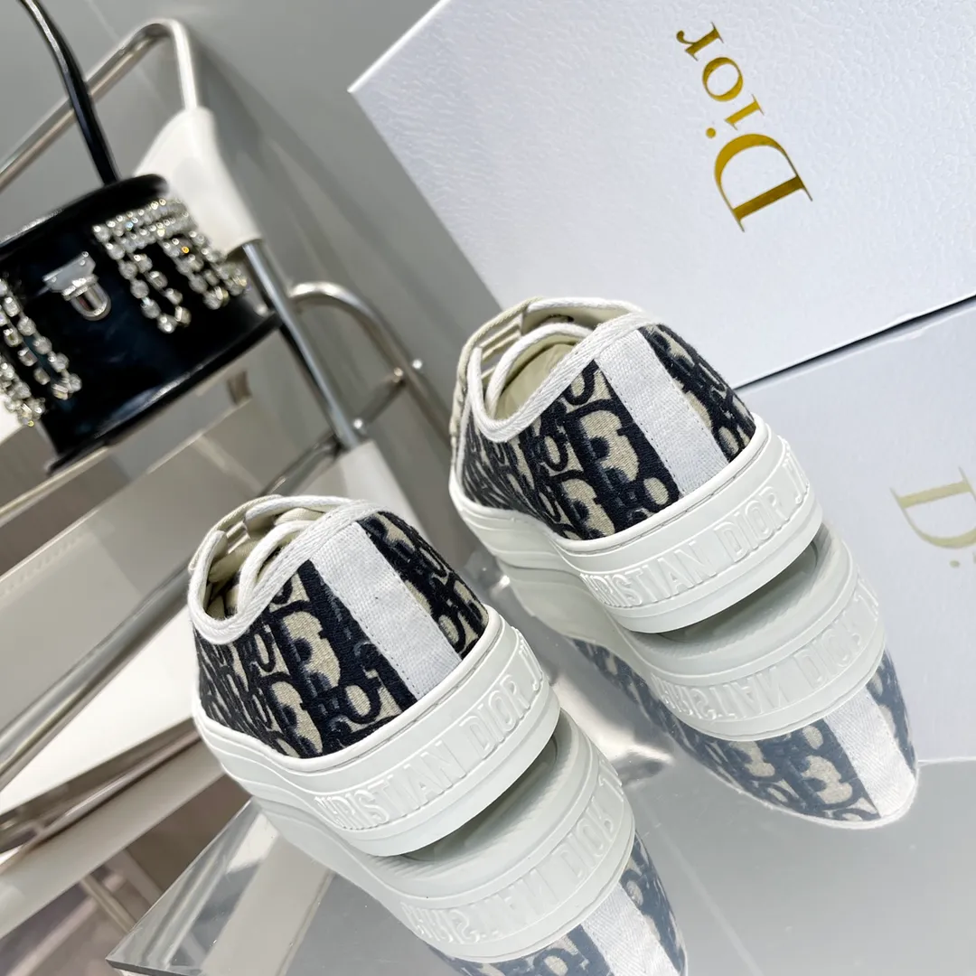 👟👟Ex-factory price 480👟👟 After half a year of repeated debugging♻️Taikoo Hui original purchased, upgraded and shipped ♻️DIOR embroidered sneakers series Double-sided three-dimensional embroidery of pure cotton silk, ♻️True to the original 1🆚1 shipment, from hardware, shoelaces, outsole, 👟👟factory price U mid-pad... The upper fabric is double-sided pure cotton silk three-dimensional electric embroidery ♻️▪️Foot pads: imported cowhide of the same color, comfortable to the feet ▪️My last version is exactly the same as Z👟👟factory price, welcome to compare with three companies I have 36 most complete colors, code number: 35-40